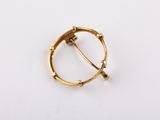 gros plan d'une bague en or sur une surface blanche