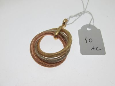un bracelet en or et en argent auquel est attachée une étiquette