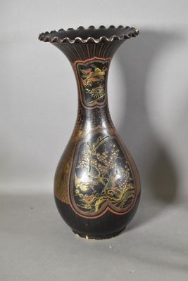 un vase noir et doré orné d'un dragon
