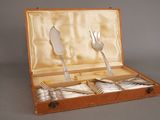 deux fourchettes et cuillères dans un coffret en bois