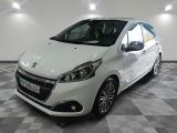 la photo d'une voiture blanche garée dans une salle d'exposition