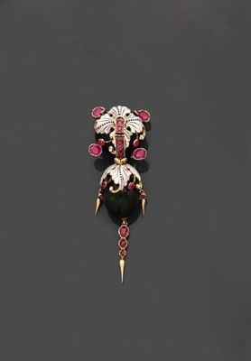 un gros plan sur une broche en noir et blanc ornée de pierres roses