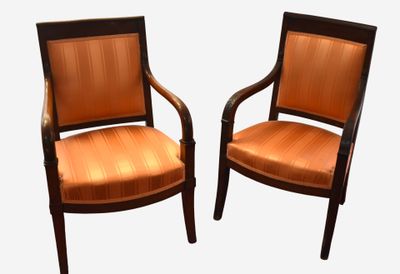deux chaises en bois avec des assises rembourrées orange sur fond blanc