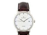 gros plan d'une montre sur fond blanc