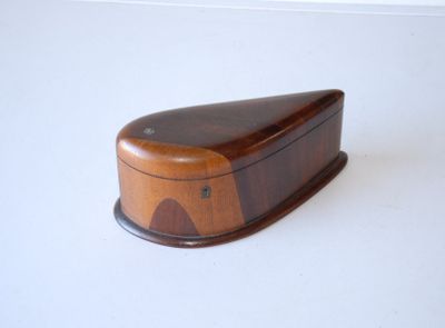 une petite boîte en bois avec un couvercle sur une surface blanche