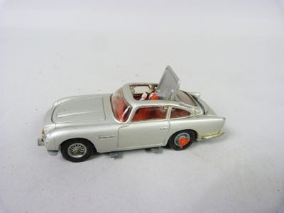 une voiture jouet posée sur une surface blanche