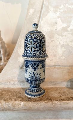 un vase bleu et blanc posé sur une table