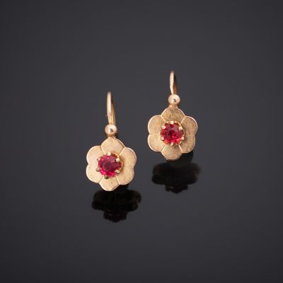 une paire de boucles d’oreilles en or ornées d’une tourmaline rose