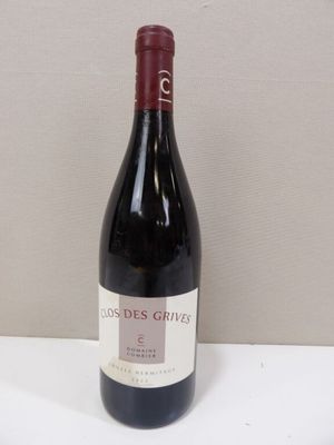 une bouteille de vin posée sur une table