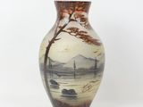 un vase sur lequel figure l'image d'un arbre