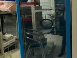 une machine à glaces au milieu d'un magasin