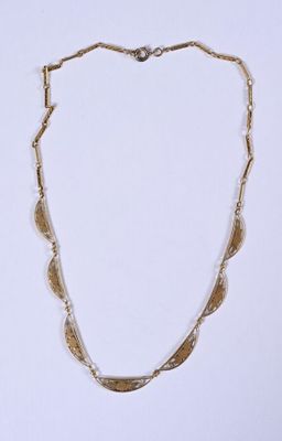 Collier en argent et plaqué or sur fond blanc, avec un fond blanc