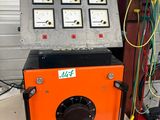 une machine posée sur une table dans un garage