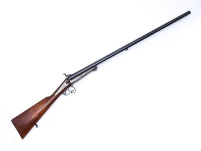un fusil avec un canon en bois et une crosse noire sur fond blanc