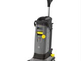 un aspirateur sur fond blanc, muni d'une poignée jaune