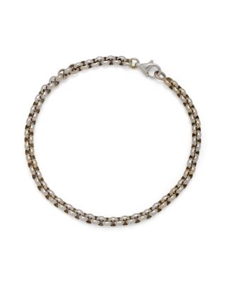 un bracelet en argent orné de deux rangées de perles sur fond blanc