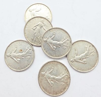 six pièces de différentes tailles et formes posées sur une surface blanche