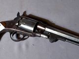 un gros plan d'un pistolet posé sur une table, avec une étiquette dessus