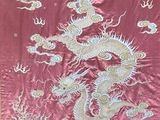 soie violette ornée d'un dragon blanc et de nuages sur fond rouge
