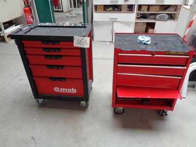deux boîtes à outils rouges et noires posées l'une à côté de l'autre dans un garage