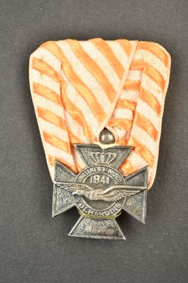 un ruban rayé orange et blanc orné d'une croix argentée