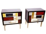 une paire de tables de chevet de style « mid-century modern » en noir, or, rouge et blanc
