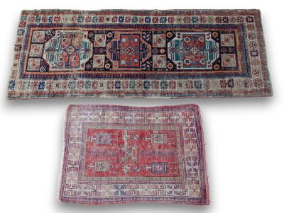 deux tapis aux couleurs et aux motifs différents