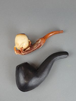 une pipe sur laquelle est représenté un crâne et dans laquelle se trouve un crâne