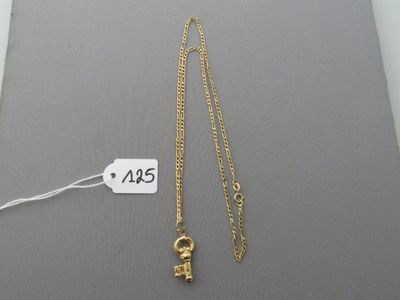 collier plaqué or muni d'un fermoir et d'une chaîne, avec une étiquette de prix