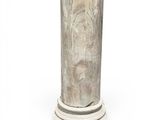 une colonne en marbre blanc ornée d'un motif sculpté
