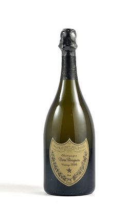 une bouteille de champagne posée sur une surface blanche