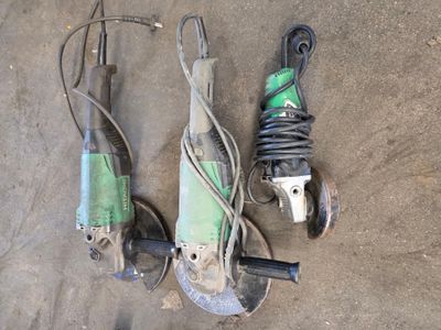 deux outils électriques posés par terre