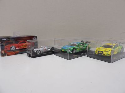 quatre modèles de voitures différents dans une vitrine