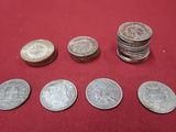 un gros plan sur un tas de pièces de monnaie posées sur une surface rouge