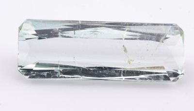 une image représentant une pierre de cristal transparente posée sur une surface blanche