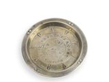 un plateau en argent orné d'une horloge, posé sur un fond blanc