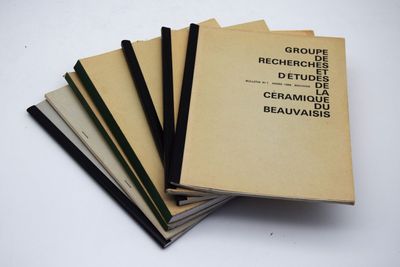 une pile de livres superposés sur une table