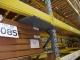 une étiquette posée sur une étagère dans un entrepôt indiquant « 50 $ »