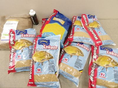 plusieurs sacs de nourriture posés sur une table, à côté d'une bouteille contenant un liquide