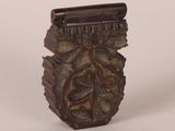 un petit vase orné d'un motif décoratif