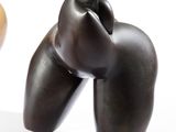 deux figurines représentant un homme et une femme sur fond blanc