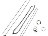 un ensemble de quatre colliers et bagues différents sur fond blanc