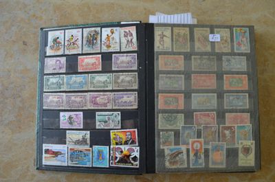 un livre avec des timbres, posé sur une table
