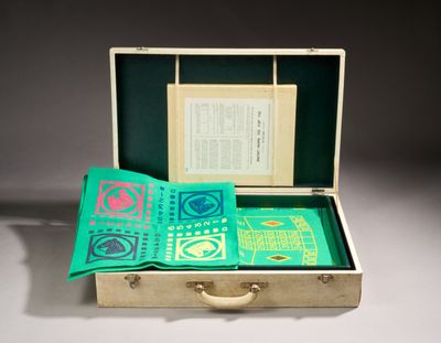 une valise ouverte contenant un livre