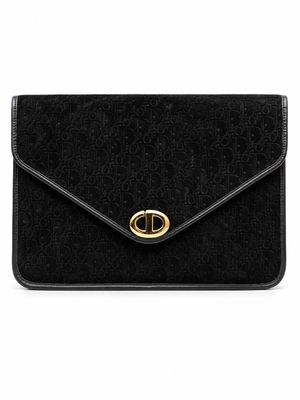 une pochette noire ornée d'une boucle dorée sur le devant