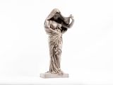 statue d'une femme tenant un oiseau sur fond blanc
