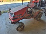 un tracteur rouge garé dans un garage