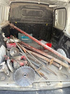 un camion avec plein d'outils à l'arrière