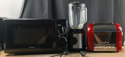 un mixeur, un grille-pain et un autre grille-pain posé sur une table
