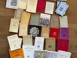 un grand nombre de livres posés sur le sol
